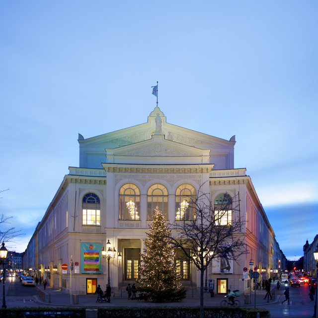 Gärtnerplatztheater mit Weihnachtsbaum