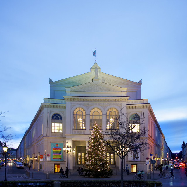 Gärtnerplatztheater mit Weihnachtsbaum