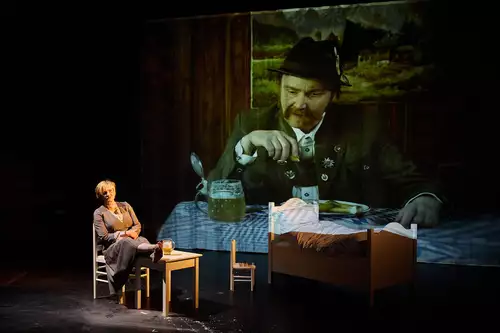 Fünf bis sechs Semmeln und eine kalte Wurst - Münchner Kammerspiele Schauspielhaus München