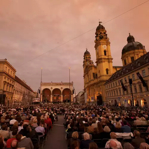 Klassik am Odeonsplatz: MPhil & Shani - Odeonsplatz München