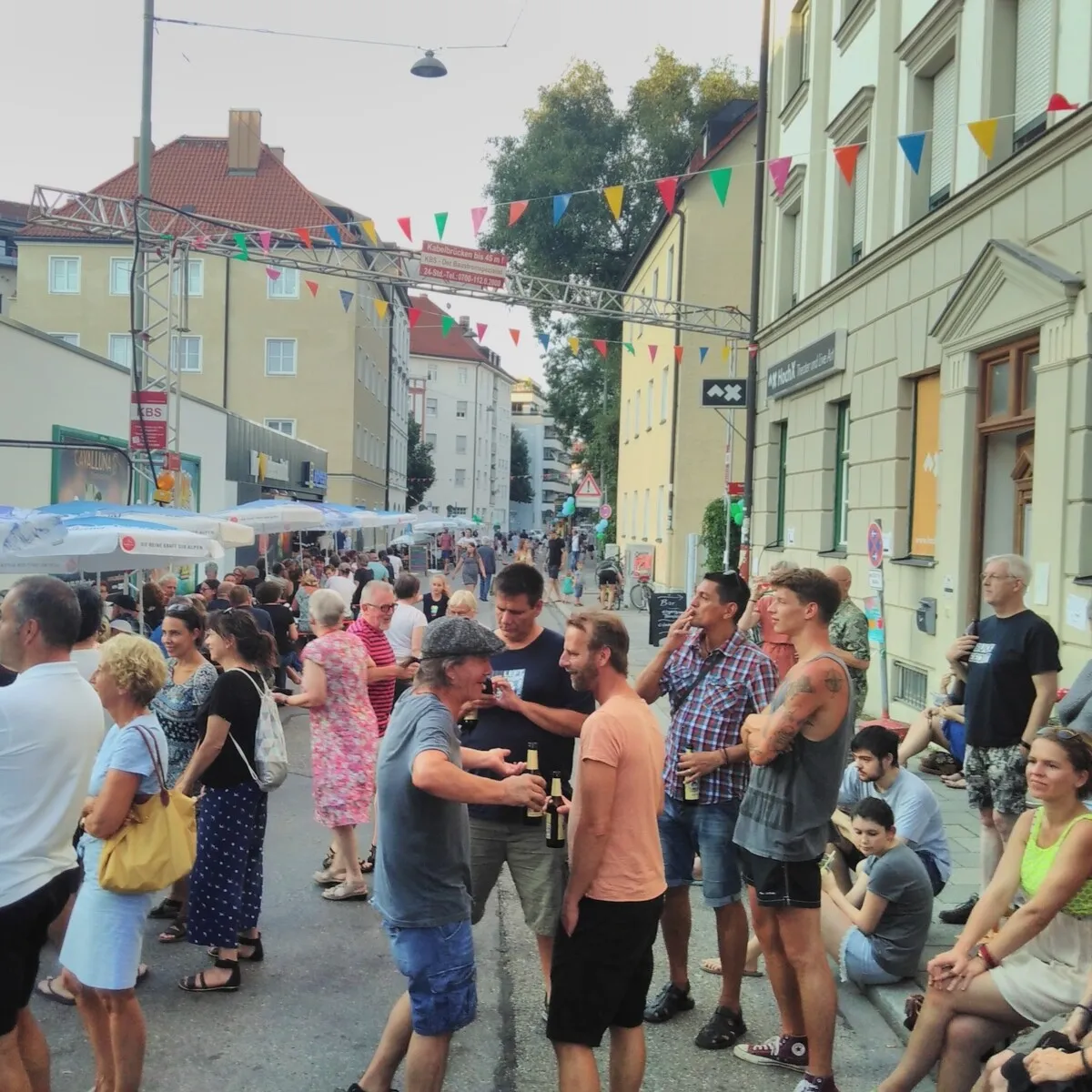 Straßenfest vor dem HochX Theater