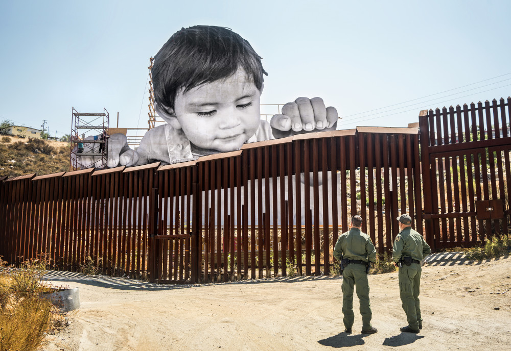 JR, Giants, Kikito and the Border Patrol, Tecate, Mexico–U.S.A., 2017, Installationsansicht, Wheat-paste Poster / Foto: JR-ART.NET