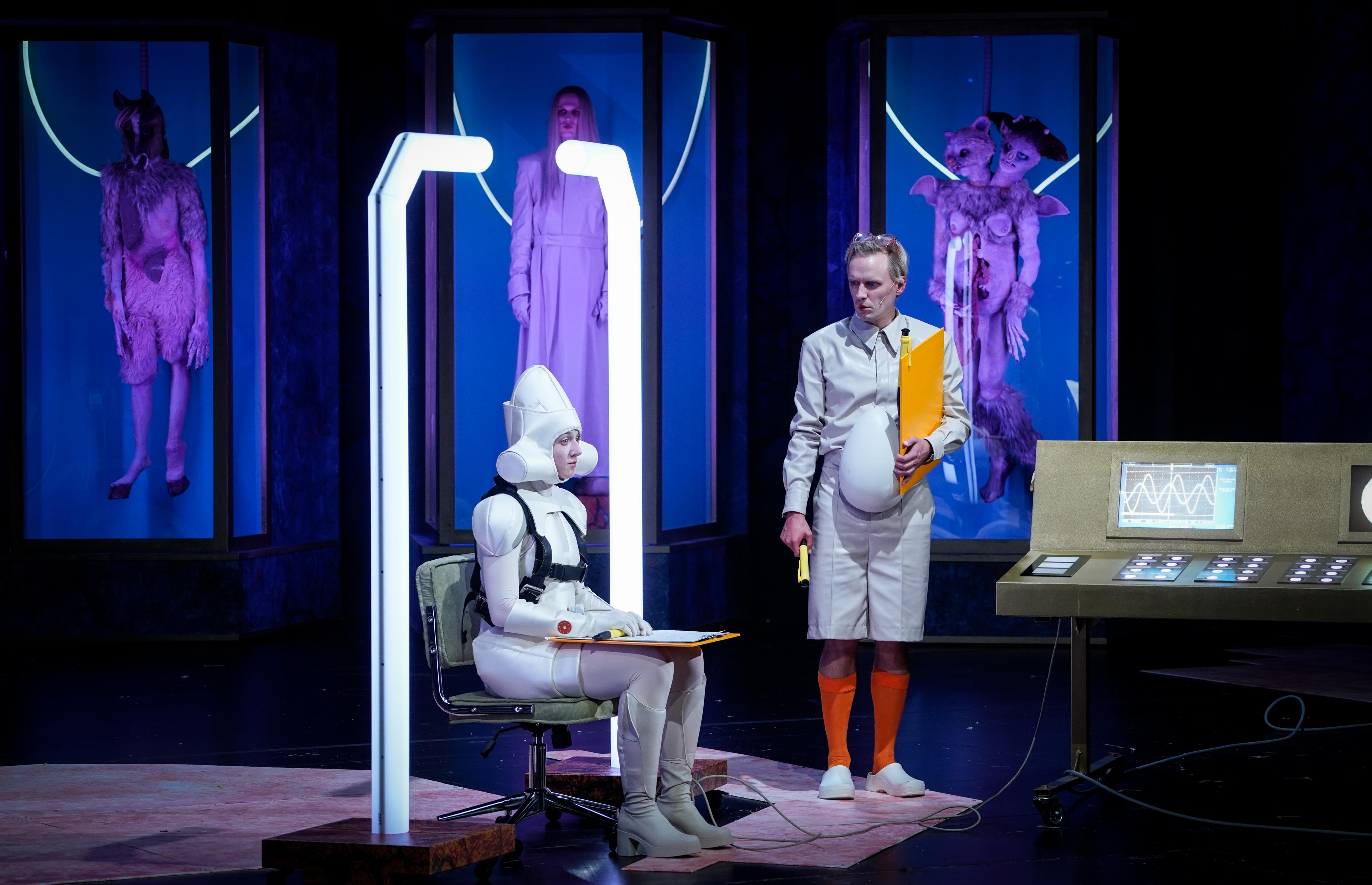 Glaube Liebe Roboter von Bonn Park/ Horv&aacute;th im M&uuml;nchner Volkstheater