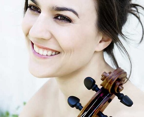Die Geigerin Doren Dinglinger steht im Zentrum des Festlichen Silvesterkonzerts in der Allerheiligenhofkirche in München