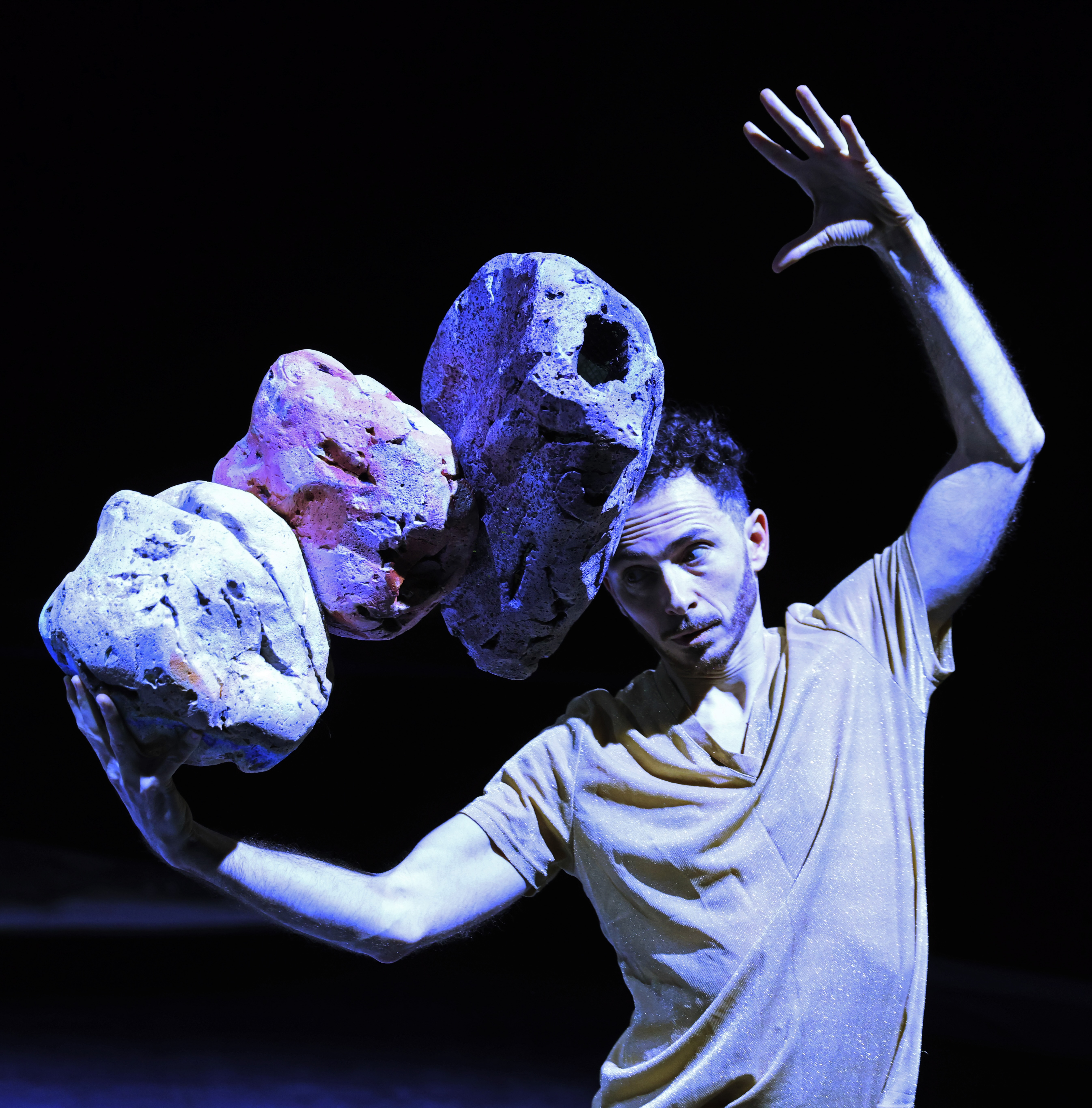 Die Tanzperformance Theings am Ende der Welt im HochX Theater München