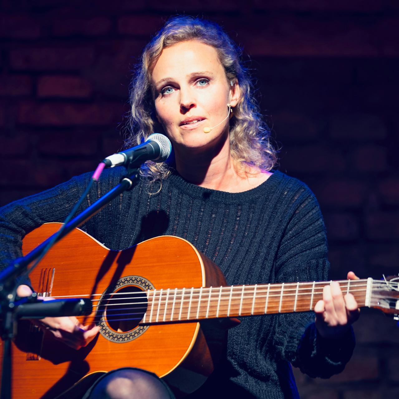 Julia Hitzenberger pr&auml;sentiert ihr neues Programm Frau Julia sucht das gro&szlig;e Gl&uuml;ck im Silbersaal der Deutschen Theaters M&uuml;nchen