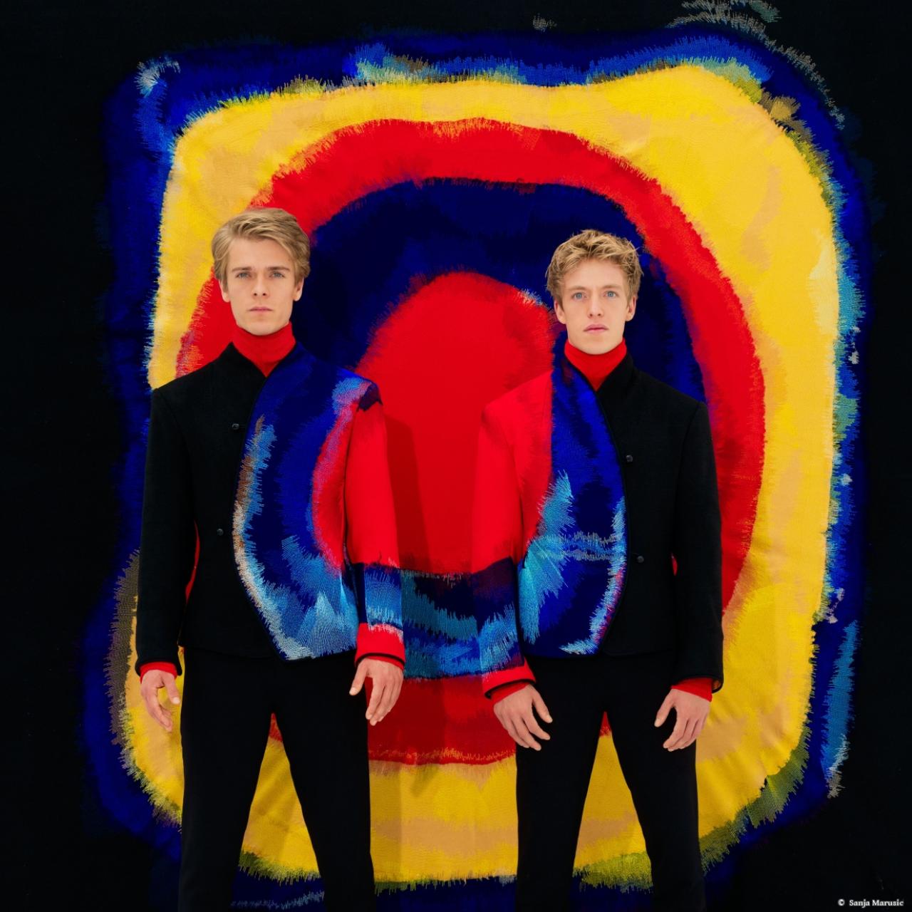 Die beiden jungen Pianisten Lucas und Arthur Jussen beeindrucken mit ihrem energiegeladenen Klavierspiel