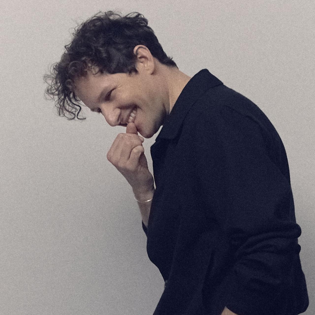 Der Schauspieler Moritz Treuenfels spielt Mackie Messer in Brechts Dreigroschenoper am Residenztheater