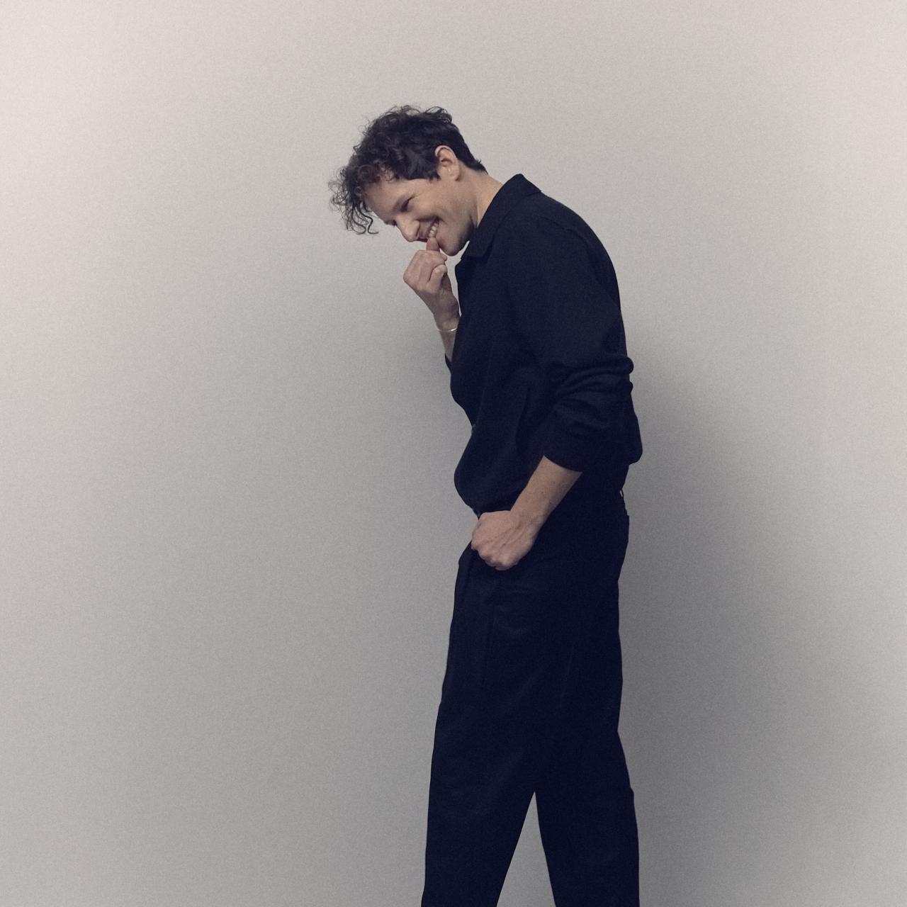 Der Schauspieler Moritz Treuenfels spielt Mackie Messer in Brechts Dreigroschenoper am Residenztheater