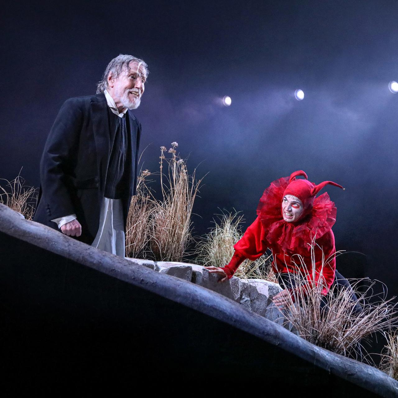 Manfred Zapatka und Vincent zur Linden spielen in Shakespeares K&ouml;nig Lear im Residenzhtheater M&uuml;nchen