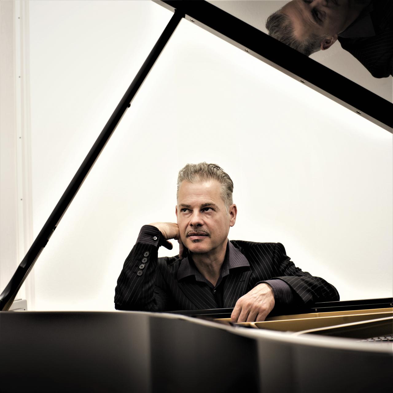 Pianist Claus Raible im Silbersaal des Deutschen Theaters