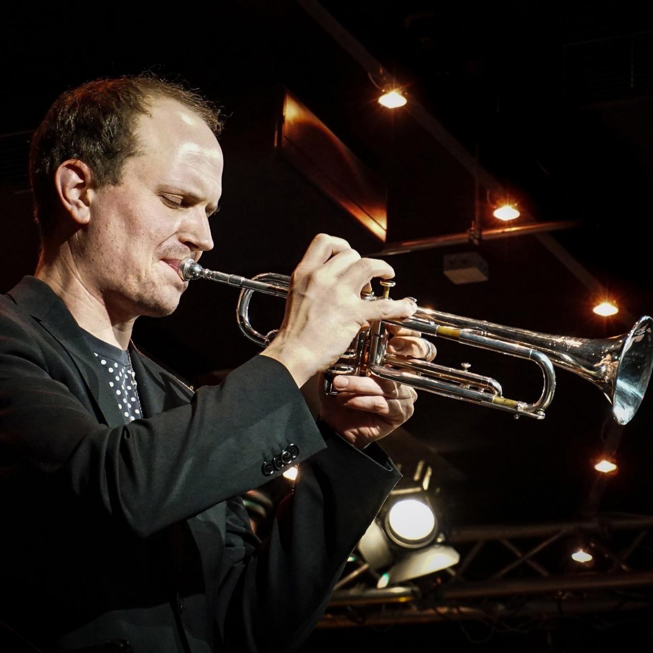 Der Trompeter Julian Hesse spielt im Silbersaal des Deutsche Theater M&uuml;nchen St&uuml;cke von Louis Armstrong