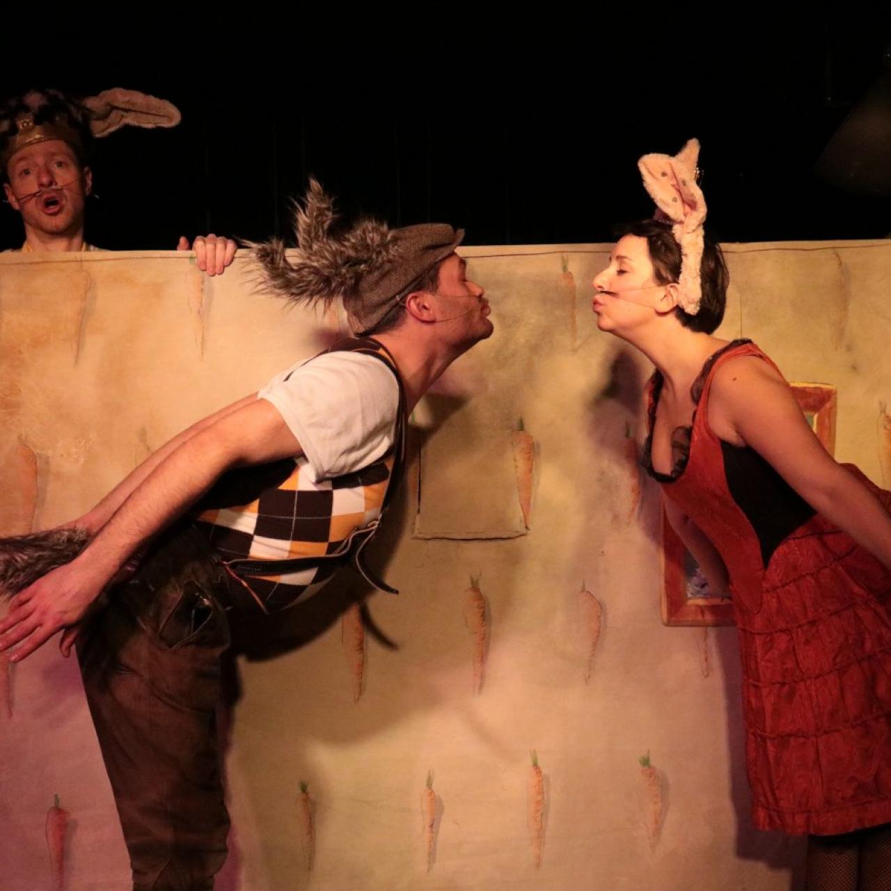 Dominik Wilgenbus hat James Kr&uuml;ss' S&auml;ngerkrieg der Heidehasen im Hofspielhaus M&uuml;nchen inszeniert