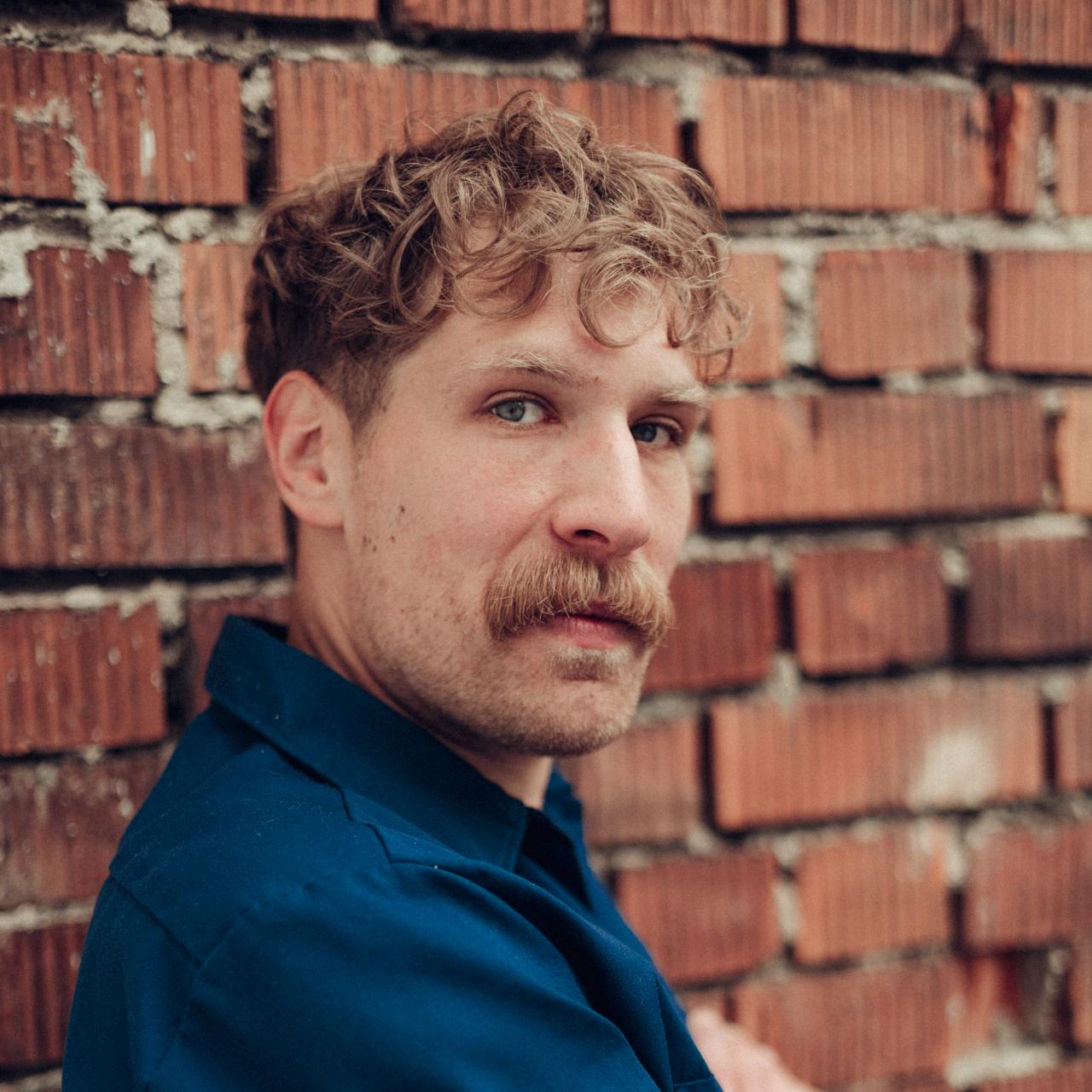 Jakob T&ouml;gel spielt in der Jim-Morrison-Hommage People are strange im Metropoltheater M&uuml;nchen