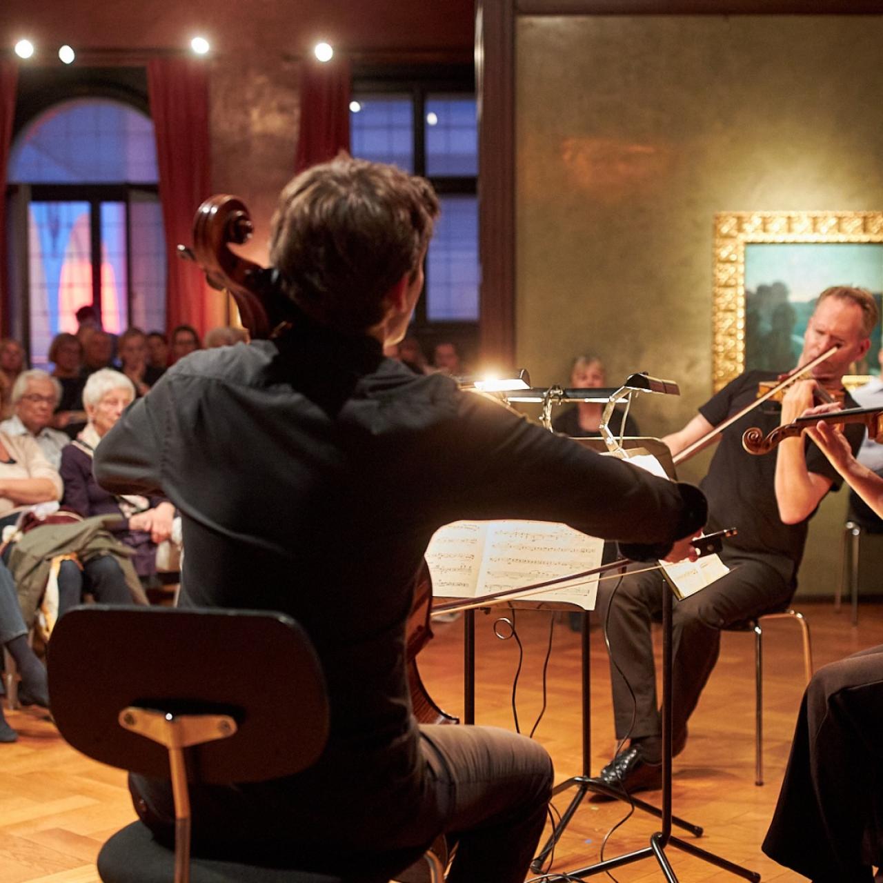 Solistinnen und Solisten des M&uuml;nchener Kammerorchesters spielen beim Kammermusikfest in der Villa Stuck M&uuml;nchen