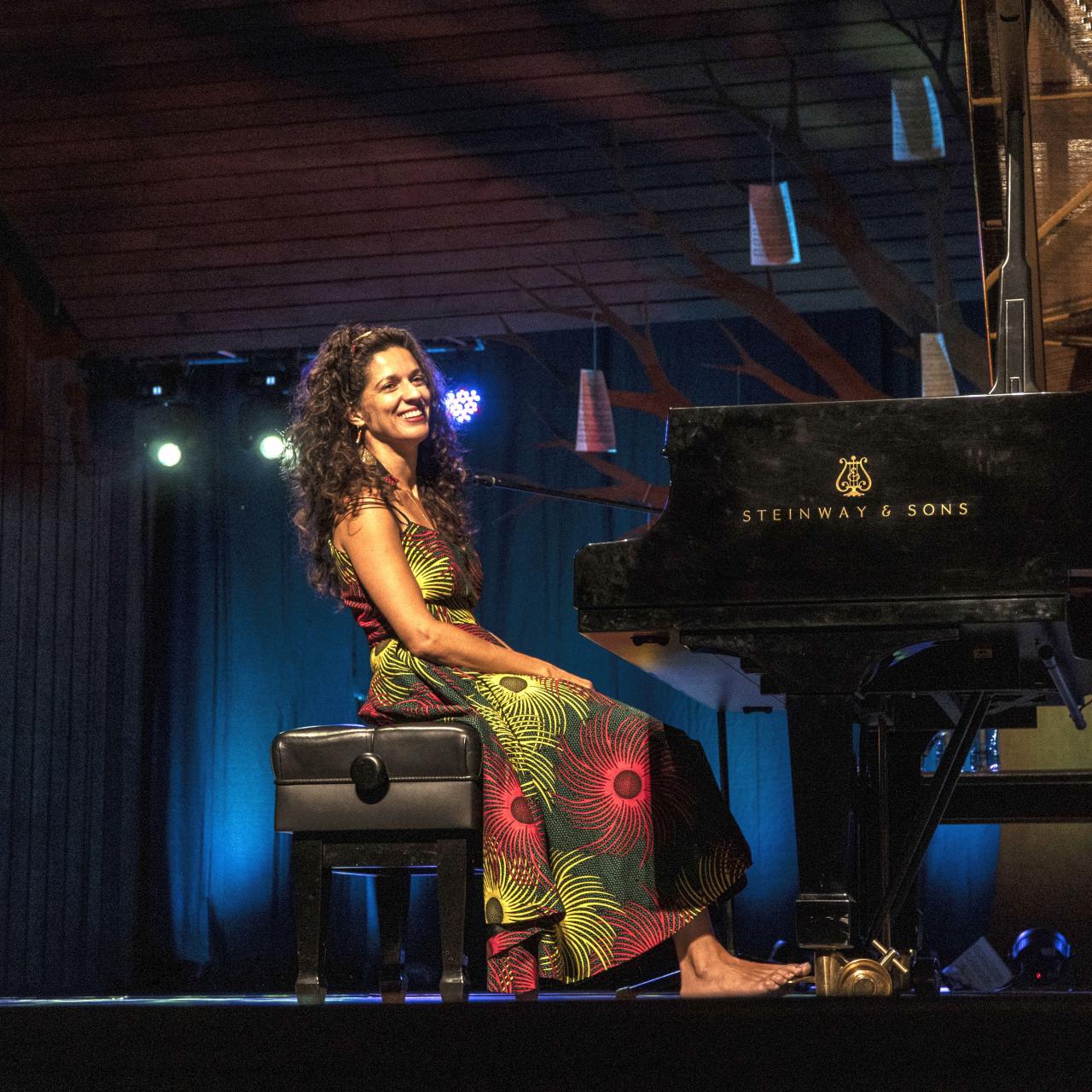 Komponistin und Pianistin Yami CruzMontero Bei einem Konzert in Kolumbien