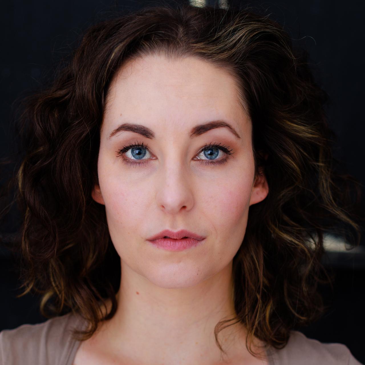 Teresa Sperling spielt in Nur die halbe Wahrheit im Blutenburgtheater M&uuml;nchen