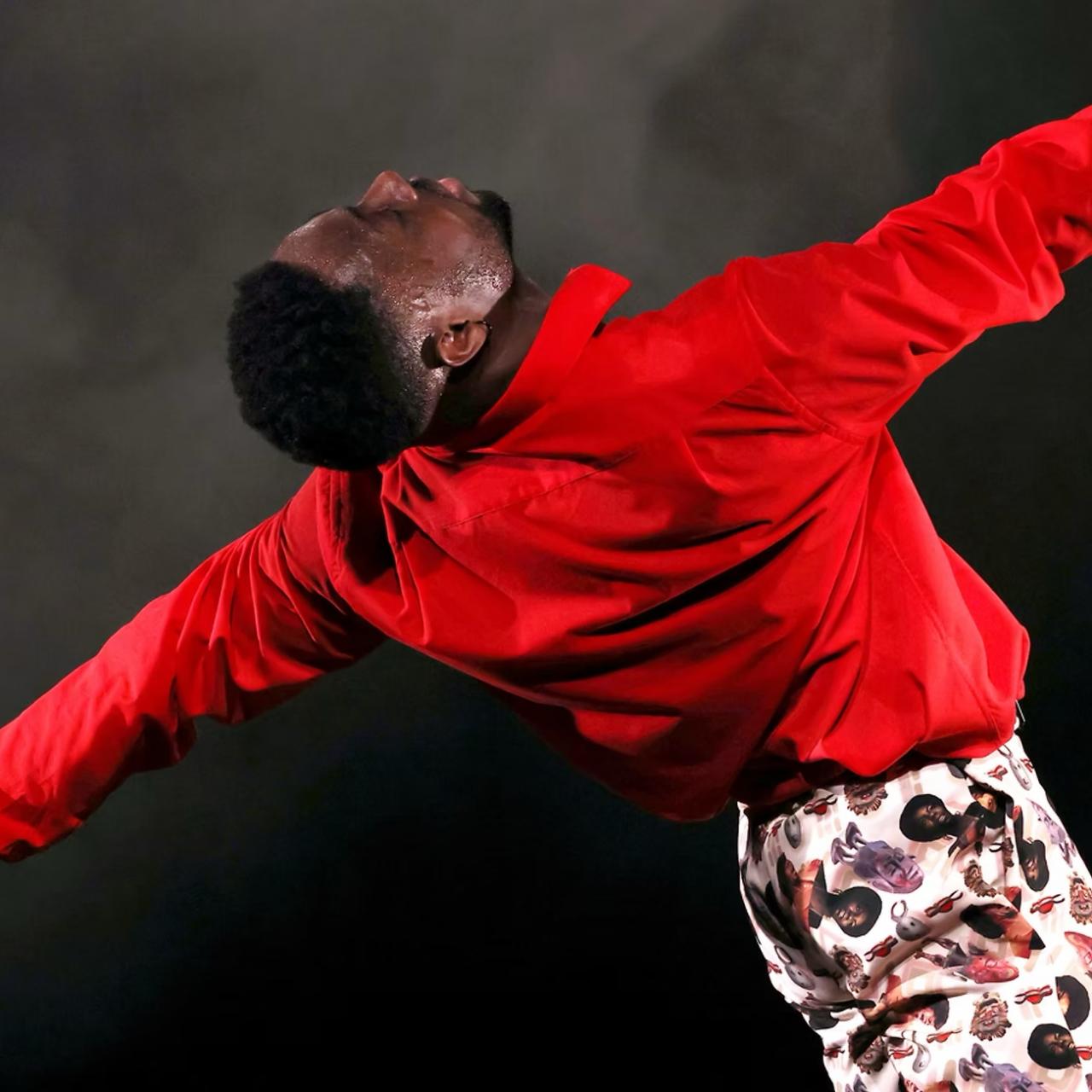 Willy Kazzama tanzt in der Performance Superstrat beim Think Big Festival in M&uuml;nchen