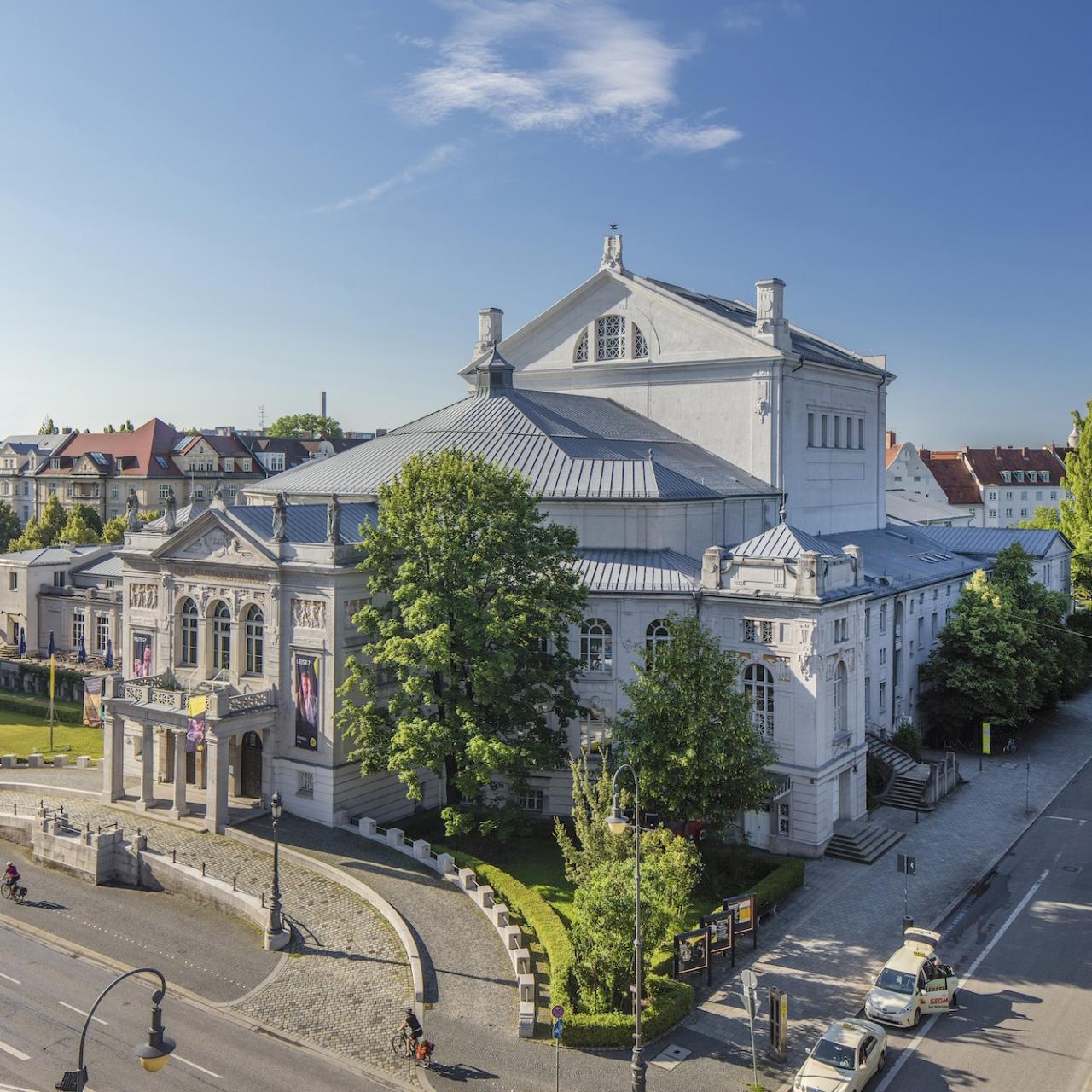 Im Prinzregententheater M&uuml;nchen pr&auml;sentieren im M&auml;rz 2026 Studierende der Bayerischen Theaterakademie zwei Einakter von Nino Rota und Darius Milhaud